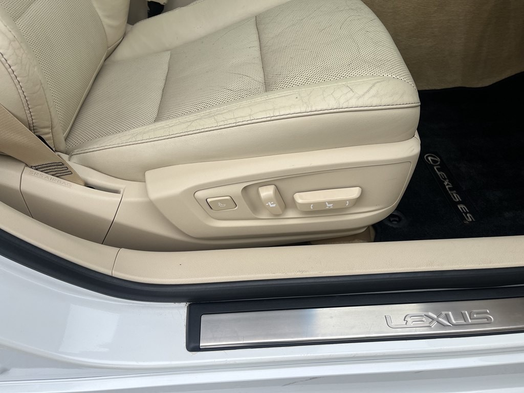 2013 Lexus ES Image 24