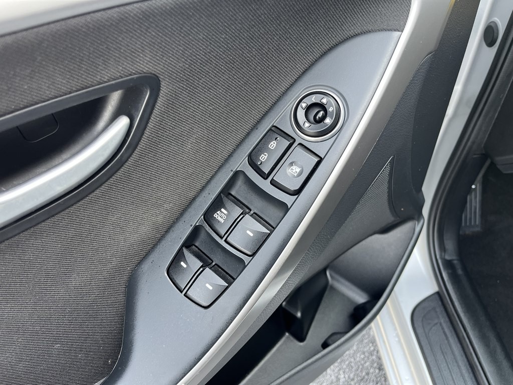 2016 Hyundai Elantra Image 16