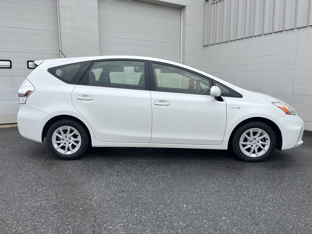 2013 Toyota Prius Image 2