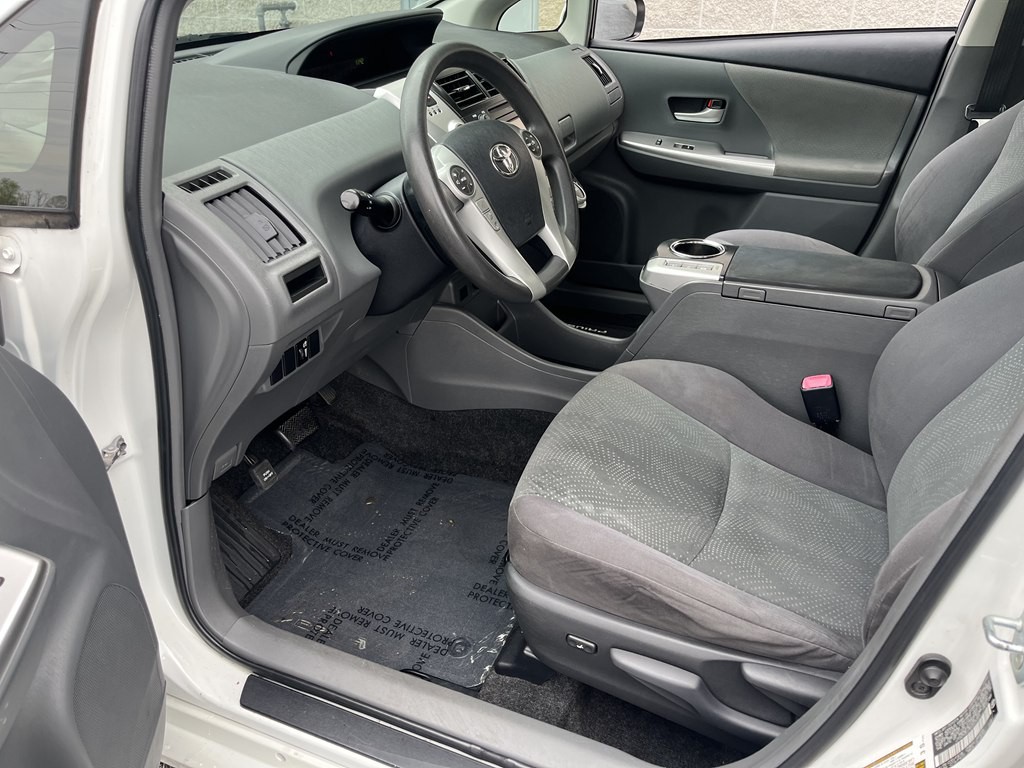 2013 Toyota Prius Image 12