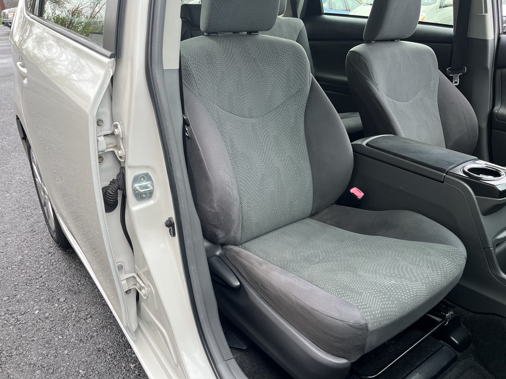 2013 Toyota Prius Image 13