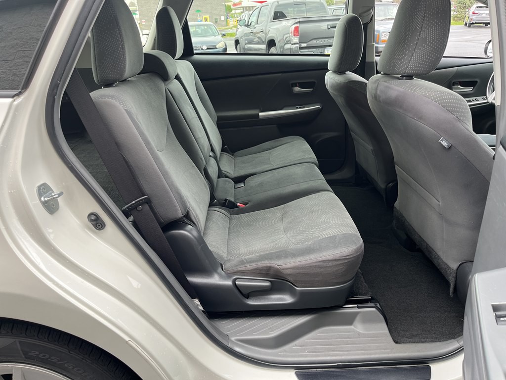 2013 Toyota Prius Image 16