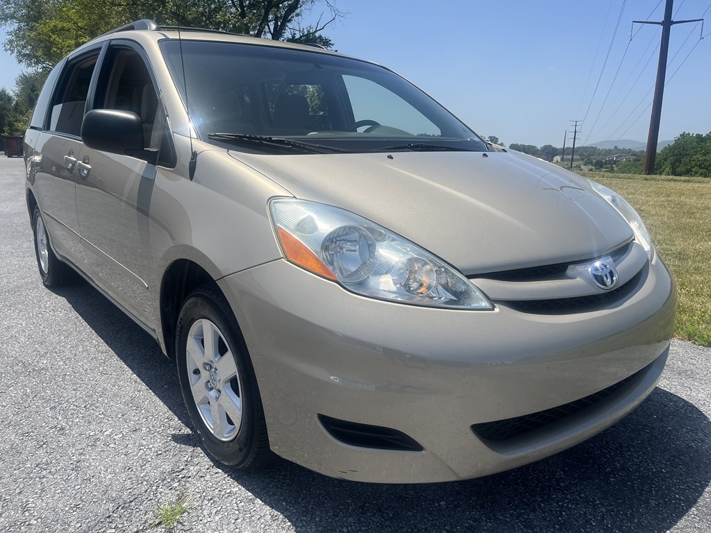 2010 Toyota Sienna Image 1