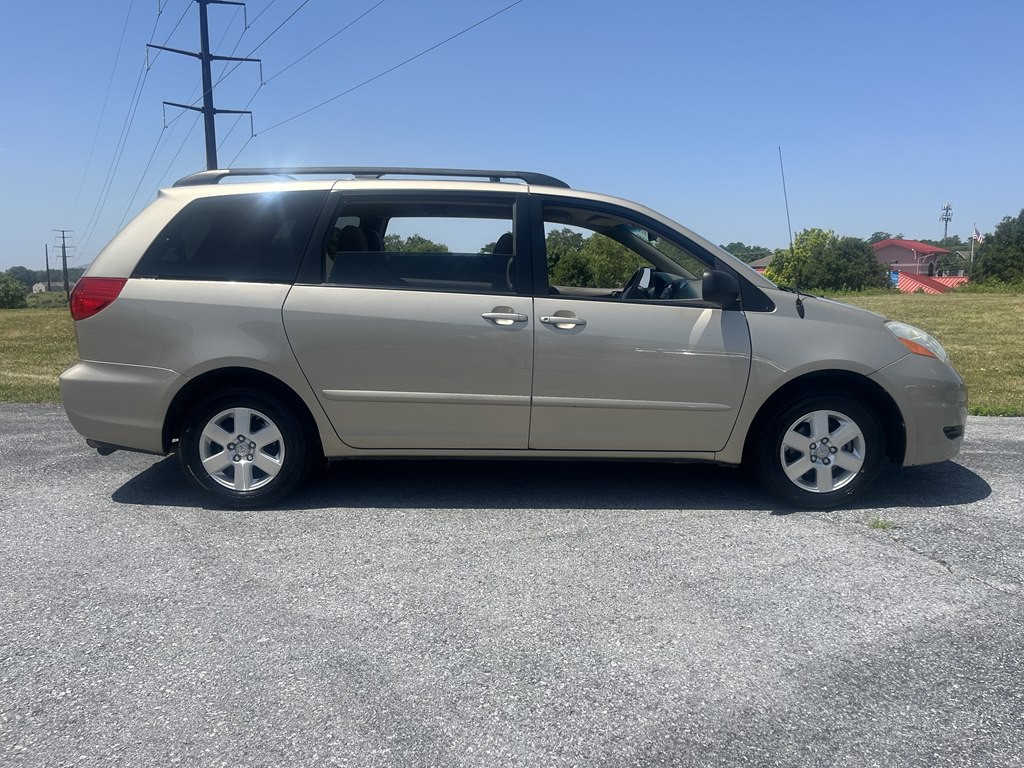 2010 Toyota Sienna Image 2
