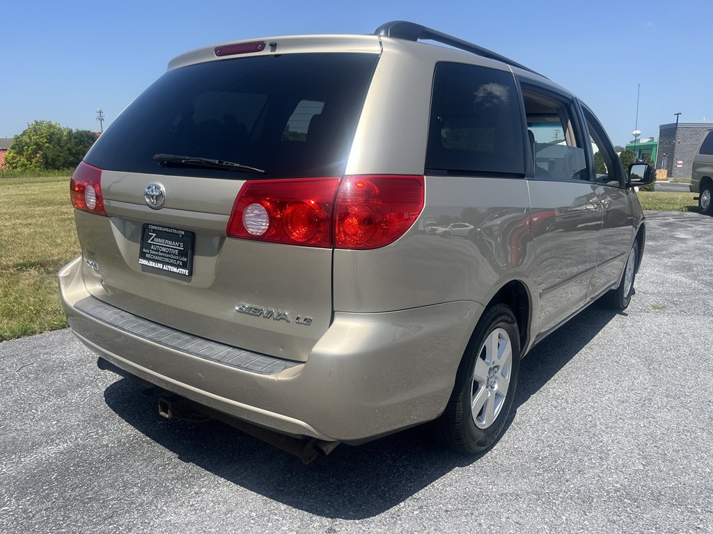 2010 Toyota Sienna Image 3
