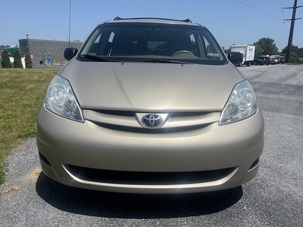 2010 Toyota Sienna Image 8