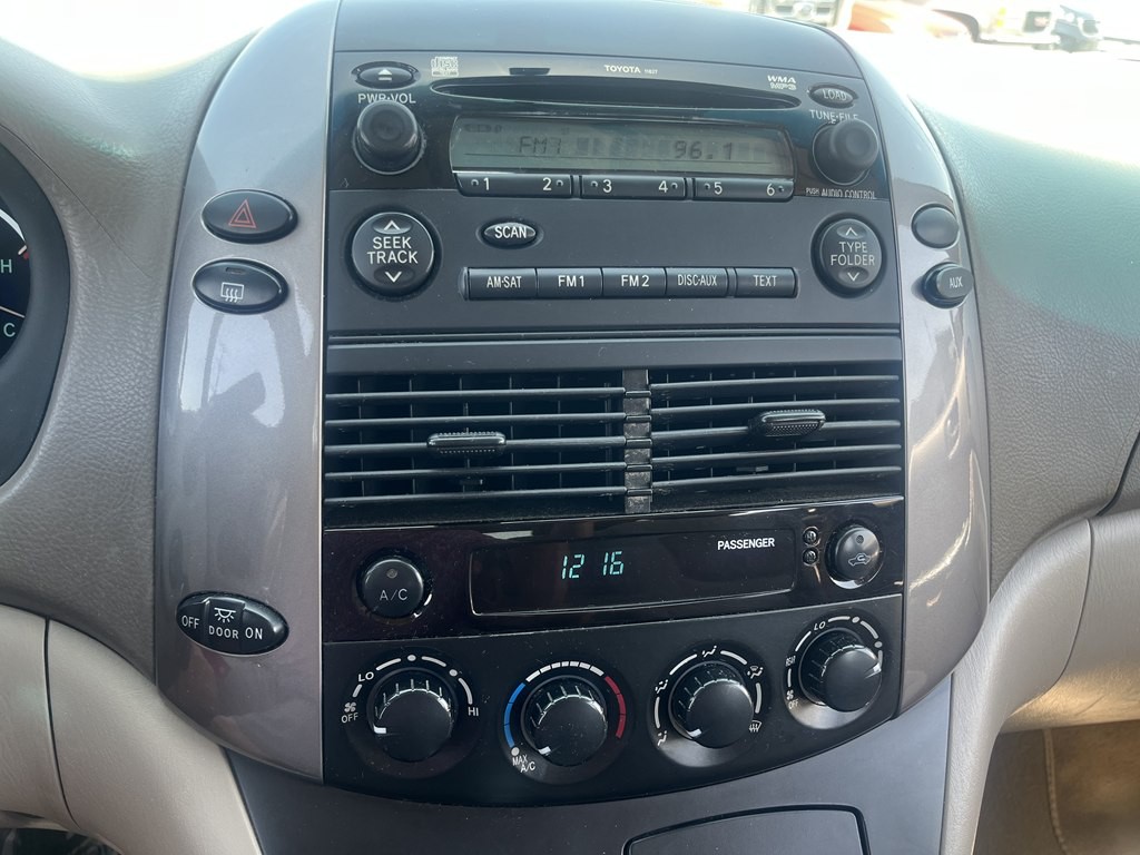 2010 Toyota Sienna Image 10