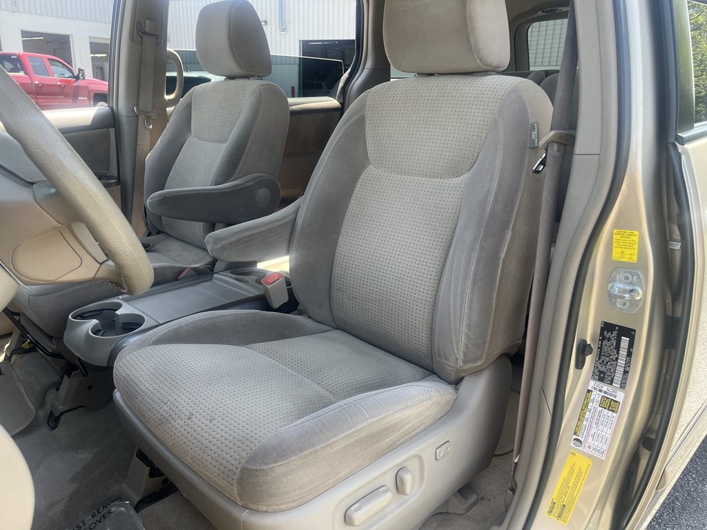 2010 Toyota Sienna Image 11