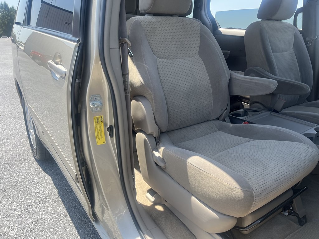 2010 Toyota Sienna Image 12