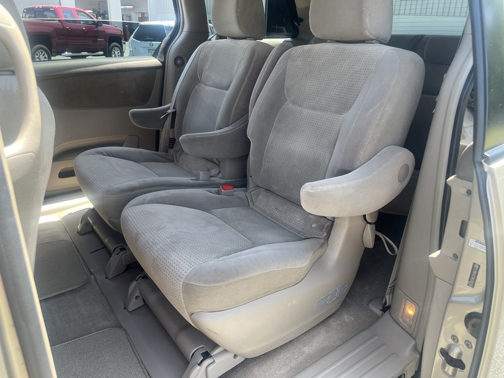 2010 Toyota Sienna Image 13