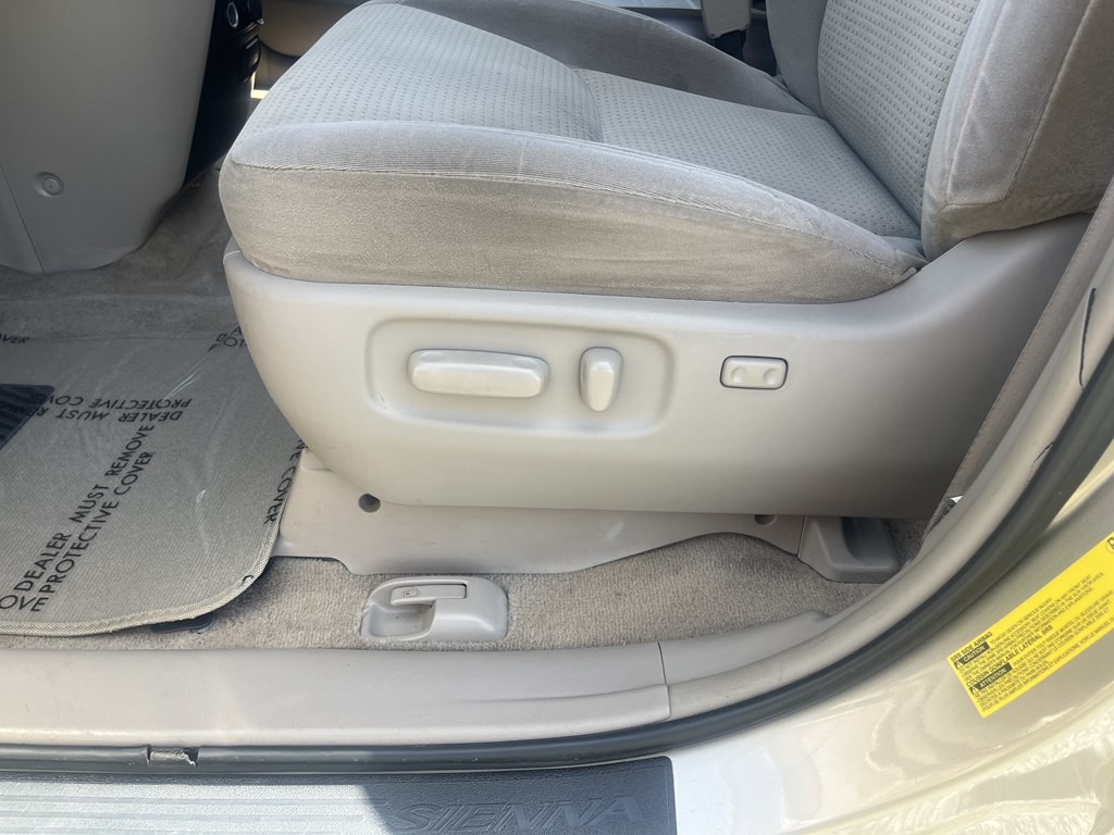 2010 Toyota Sienna Image 18