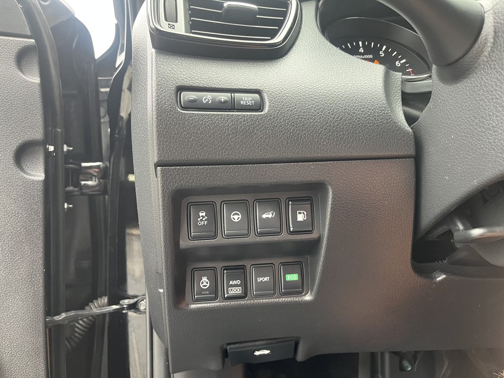 2018 Nissan Rogue Image 25