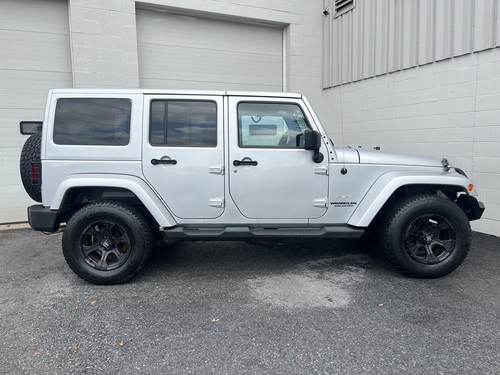 2011 Jeep Wrangler Unlimited Image 2
