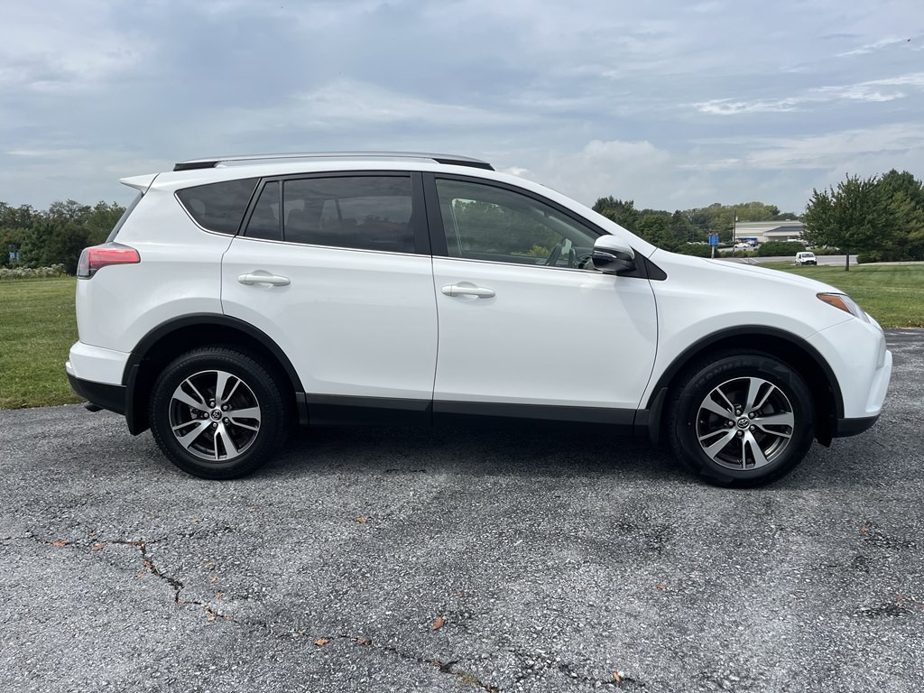 2017 Toyota Rav4 Image 2