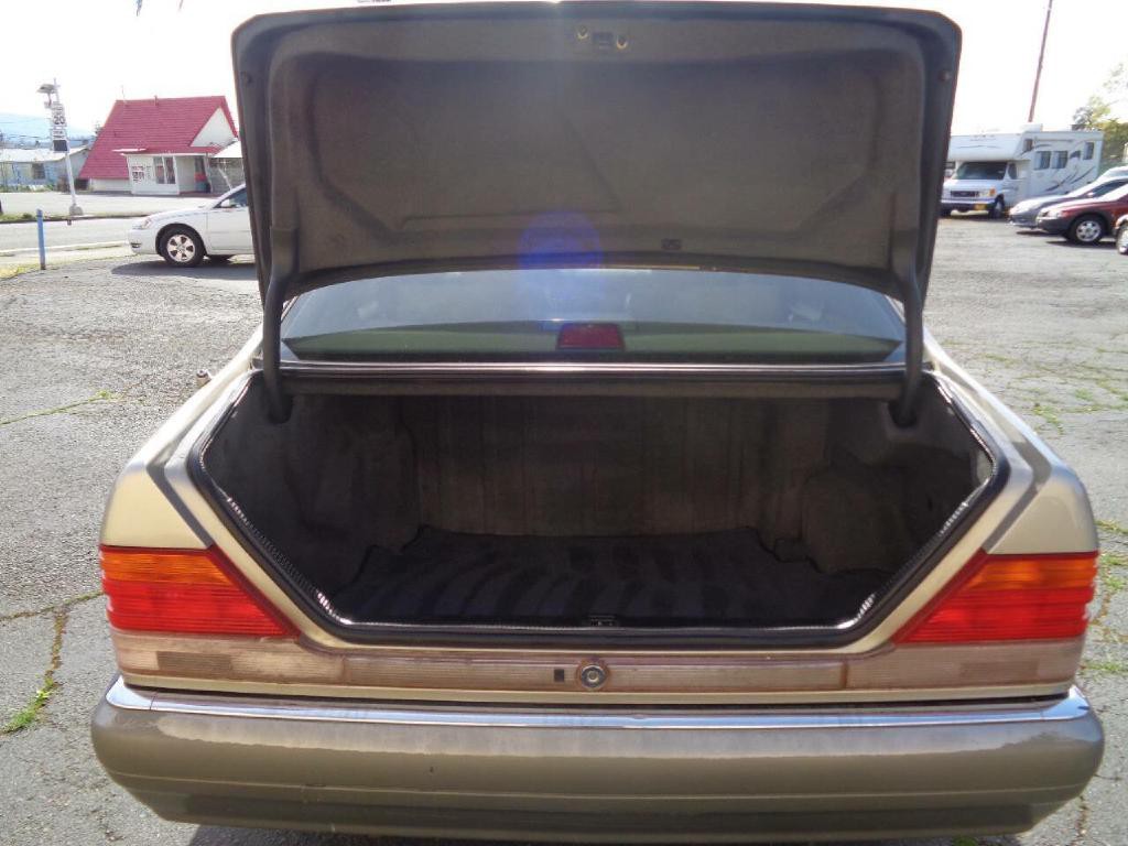 1995 Mercedes-Benz S-Class Image 12