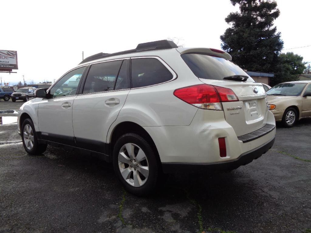 2010 Subaru Outback Image 17