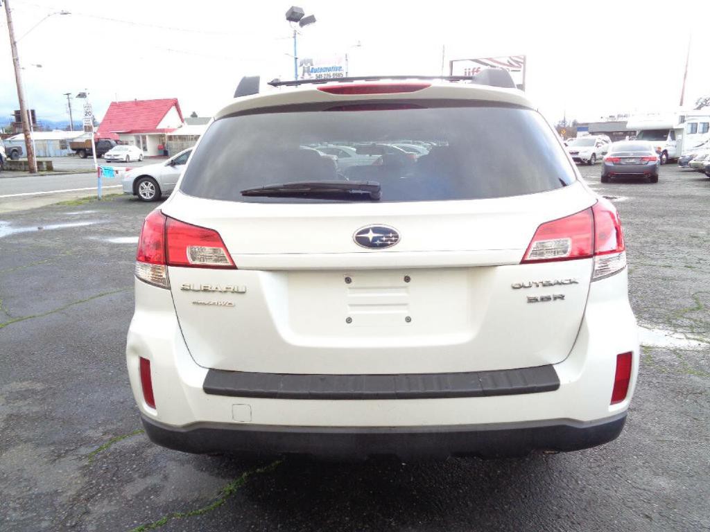2010 Subaru Outback Image 18
