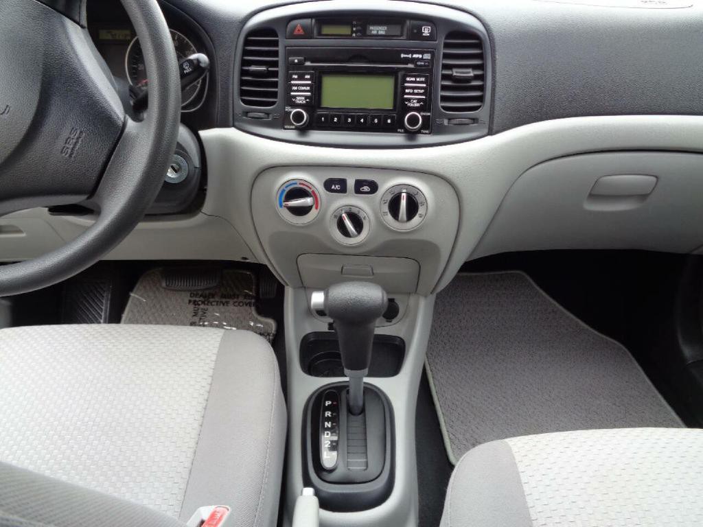 2008 Hyundai Accent Image 16