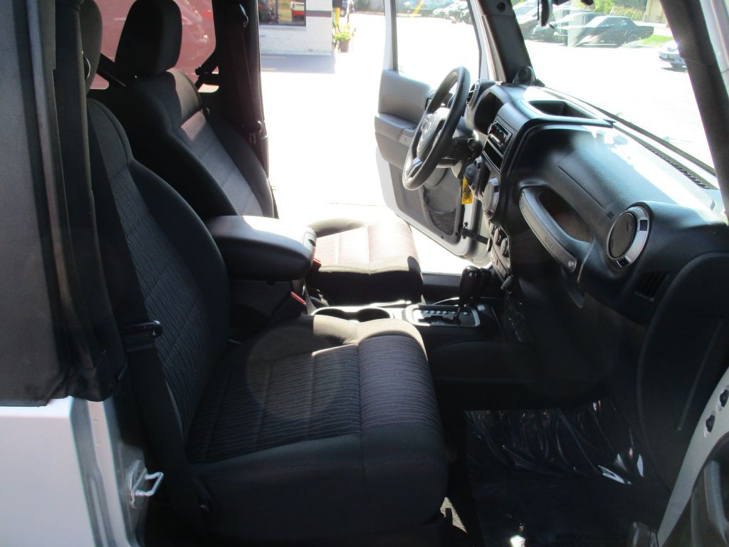 2011 Jeep Wrangler Image 14