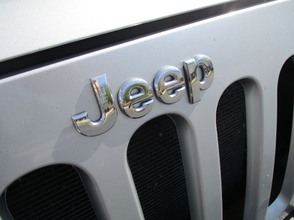 2011 Jeep Wrangler Image 25
