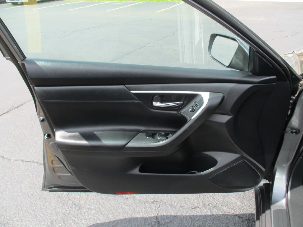 2016 Nissan Altima Image 14