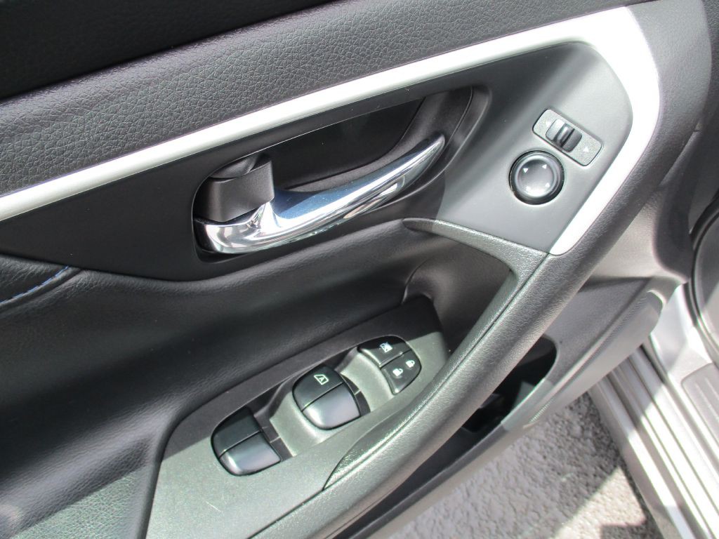 2016 Nissan Altima Image 28