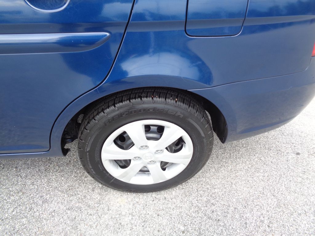 2010 Hyundai Accent Image 2