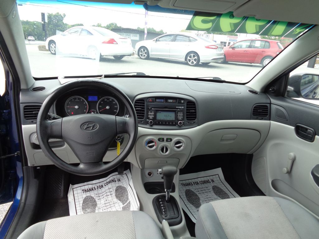 2010 Hyundai Accent Image 8