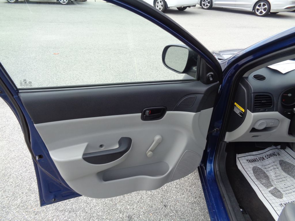 2010 Hyundai Accent Image 9