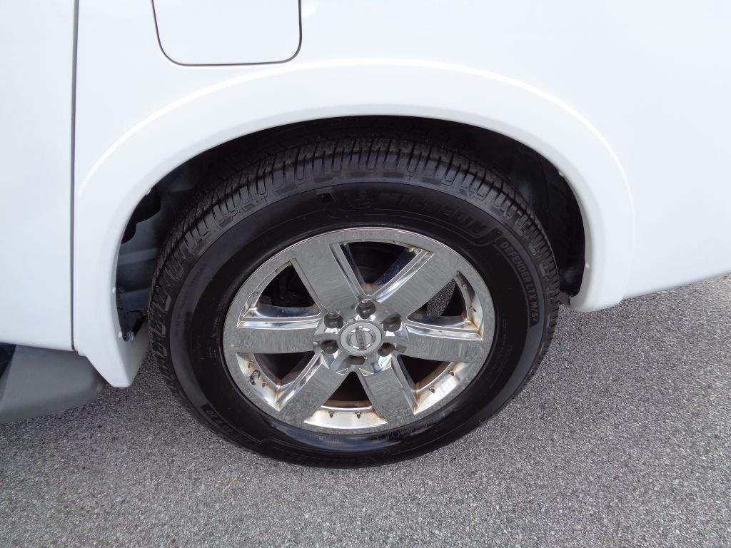 2009 Nissan Armada Image 2
