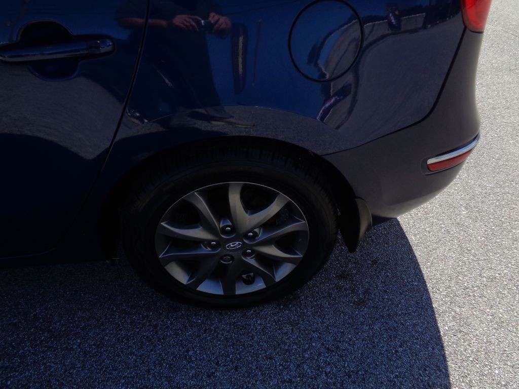 2012 Hyundai Elantra Image 2