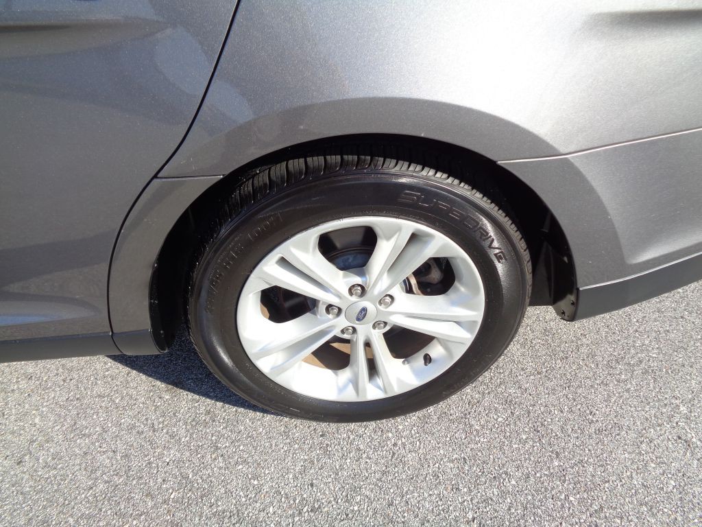 2014 Ford Taurus Image 2
