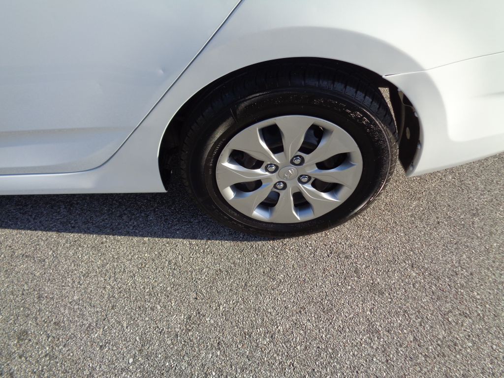 2016 Hyundai Accent Image 2