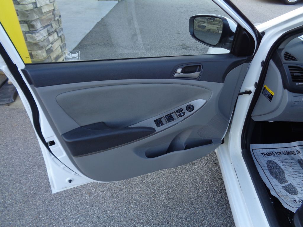 2016 Hyundai Accent Image 9