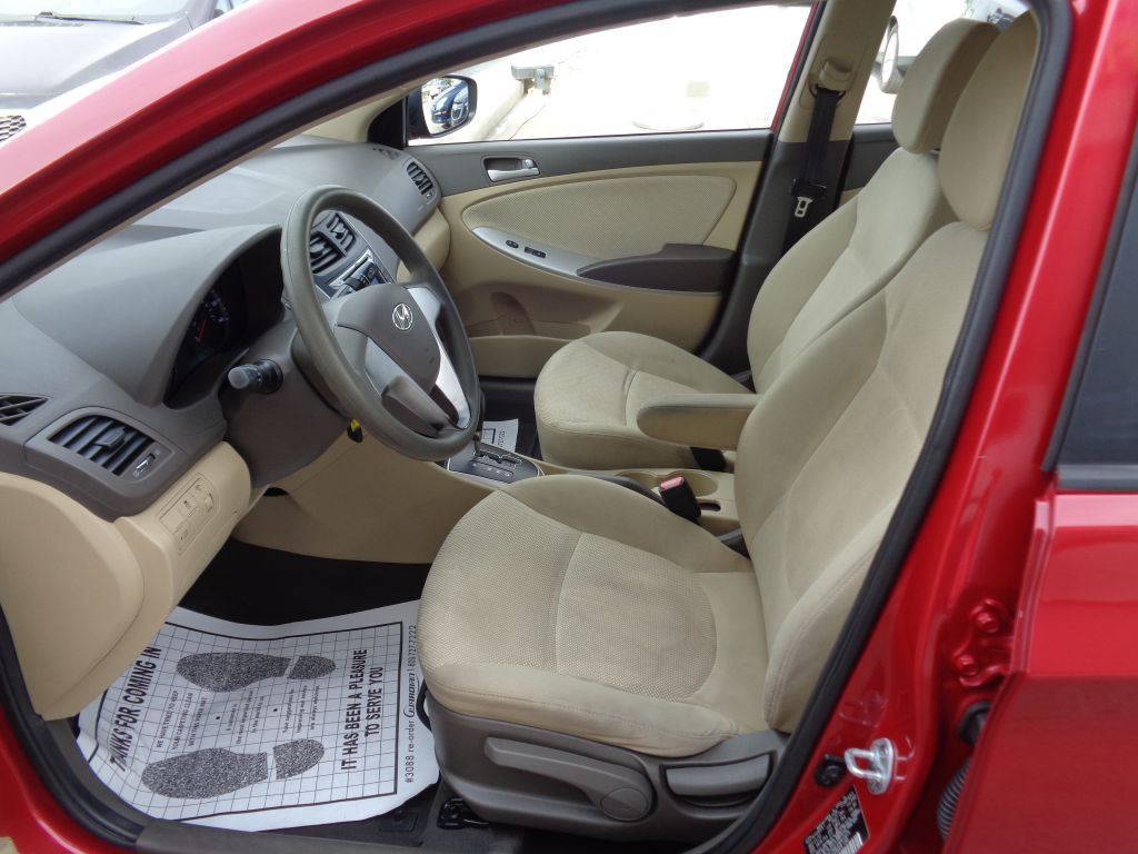 2013 Hyundai Accent Image 6