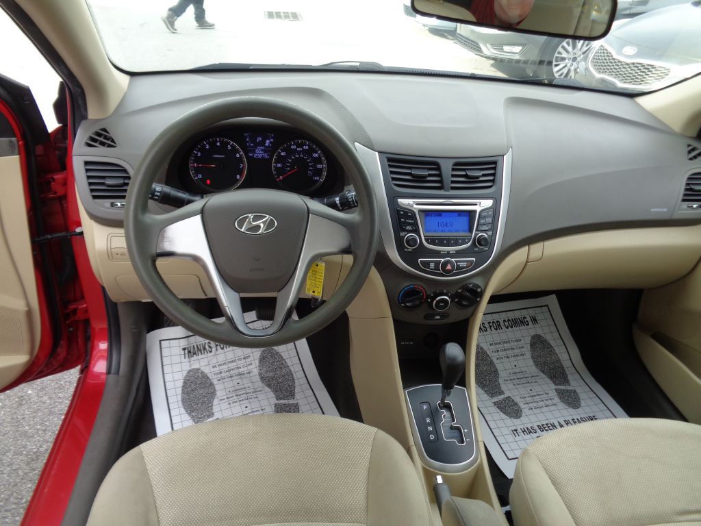 2013 Hyundai Accent Image 8