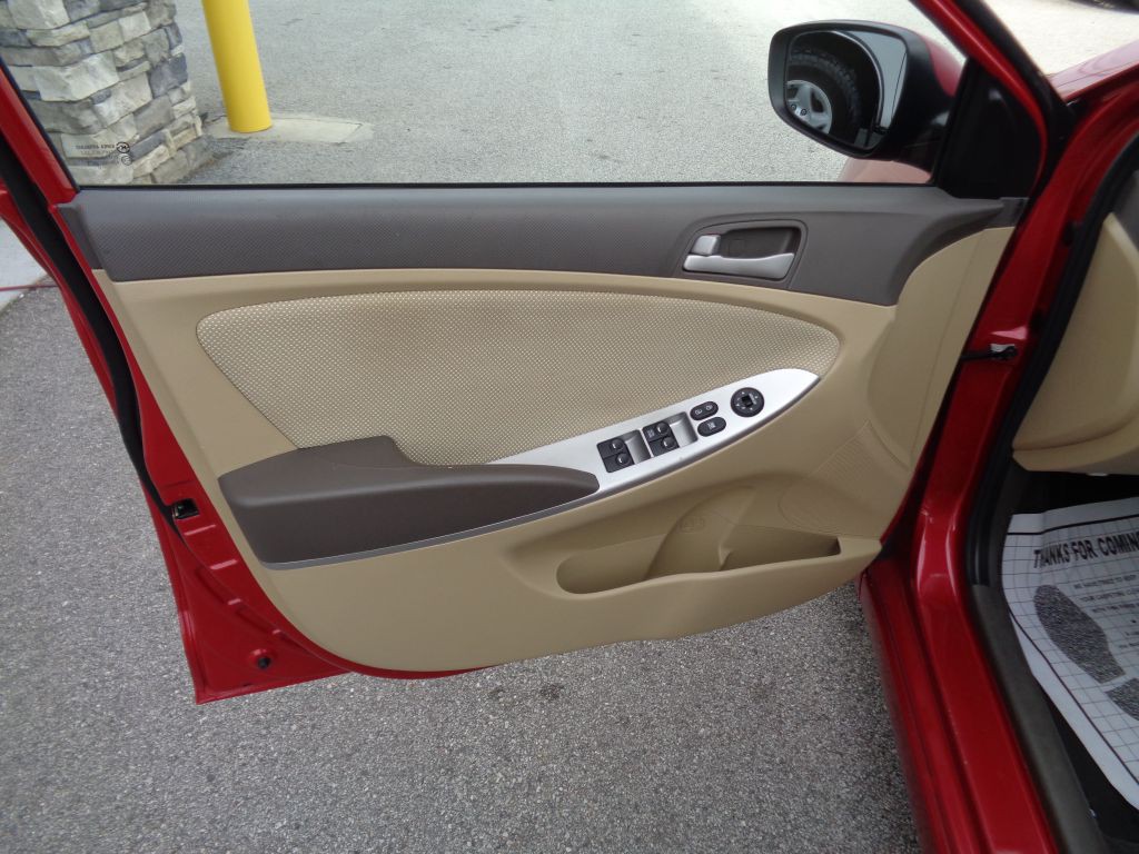 2013 Hyundai Accent Image 9