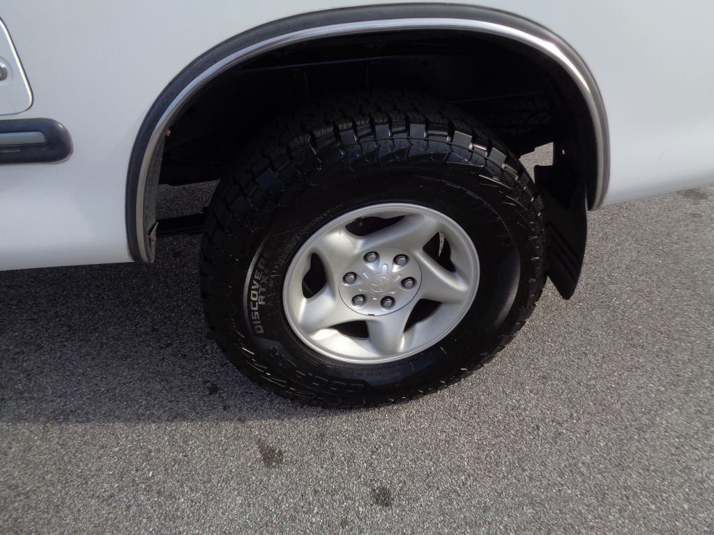 2000 Toyota Tundra Image 2