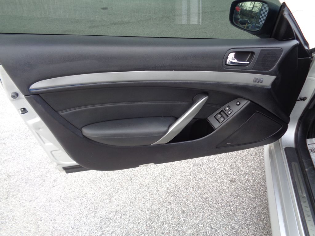 2011 INFINITI G37 Image 10