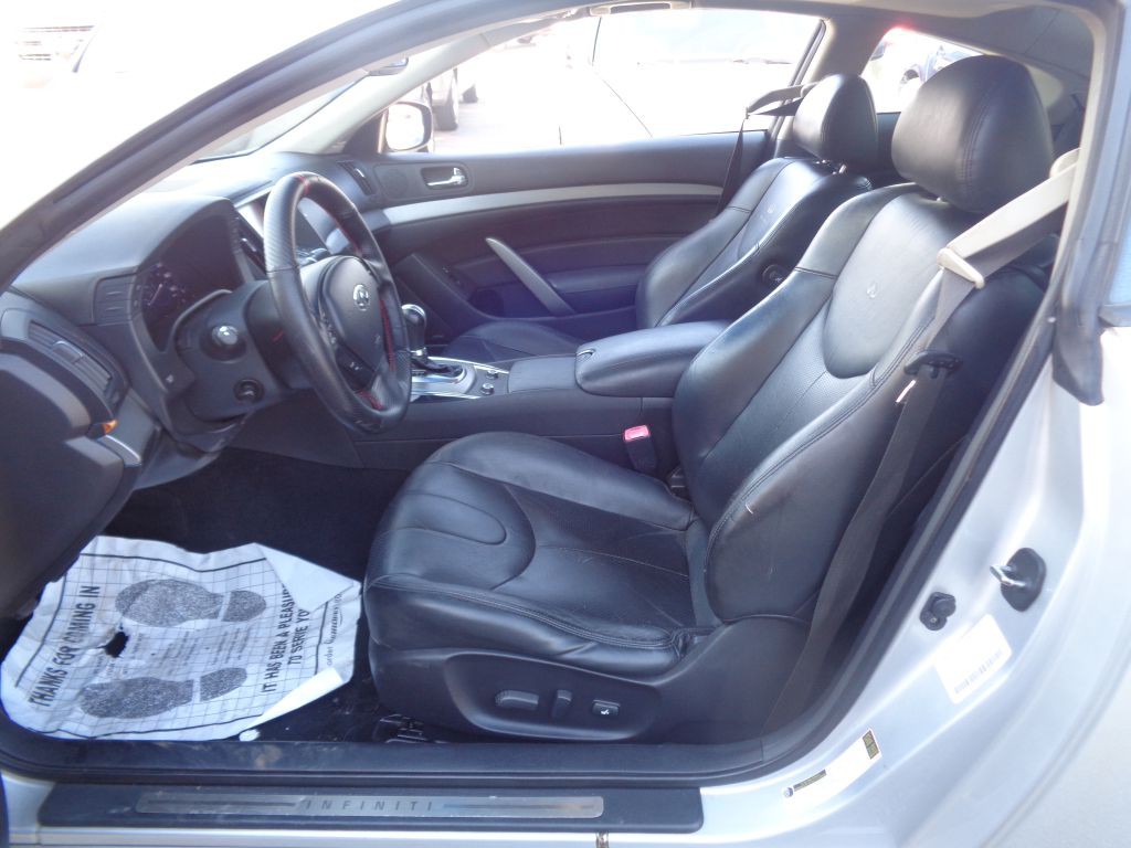 2011 INFINITI G37 Image 6