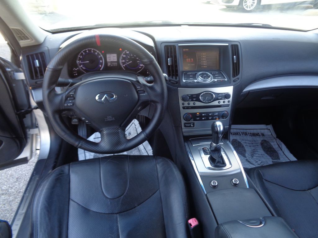 2011 INFINITI G37 Image 9