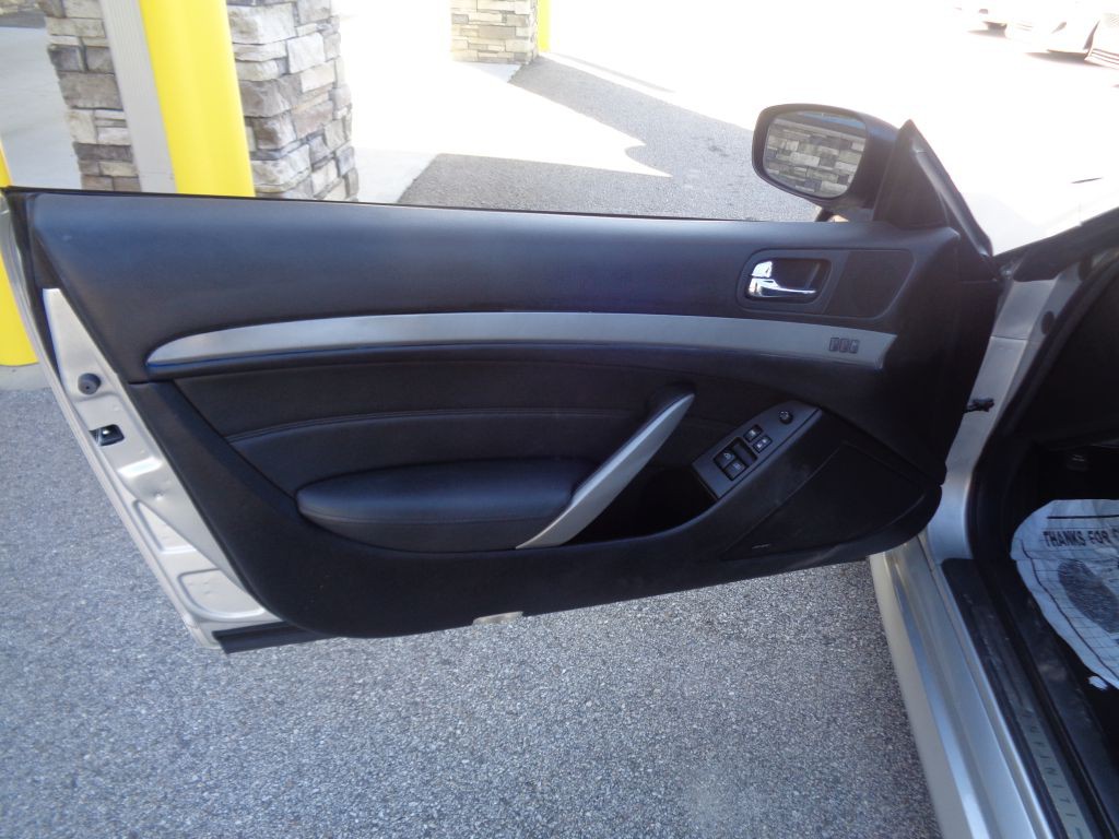 2011 INFINITI G37 Image 10