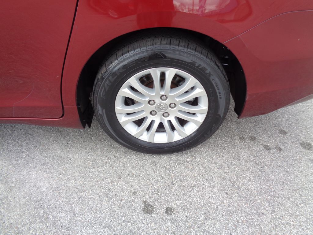 2012 Toyota Sienna Image 2