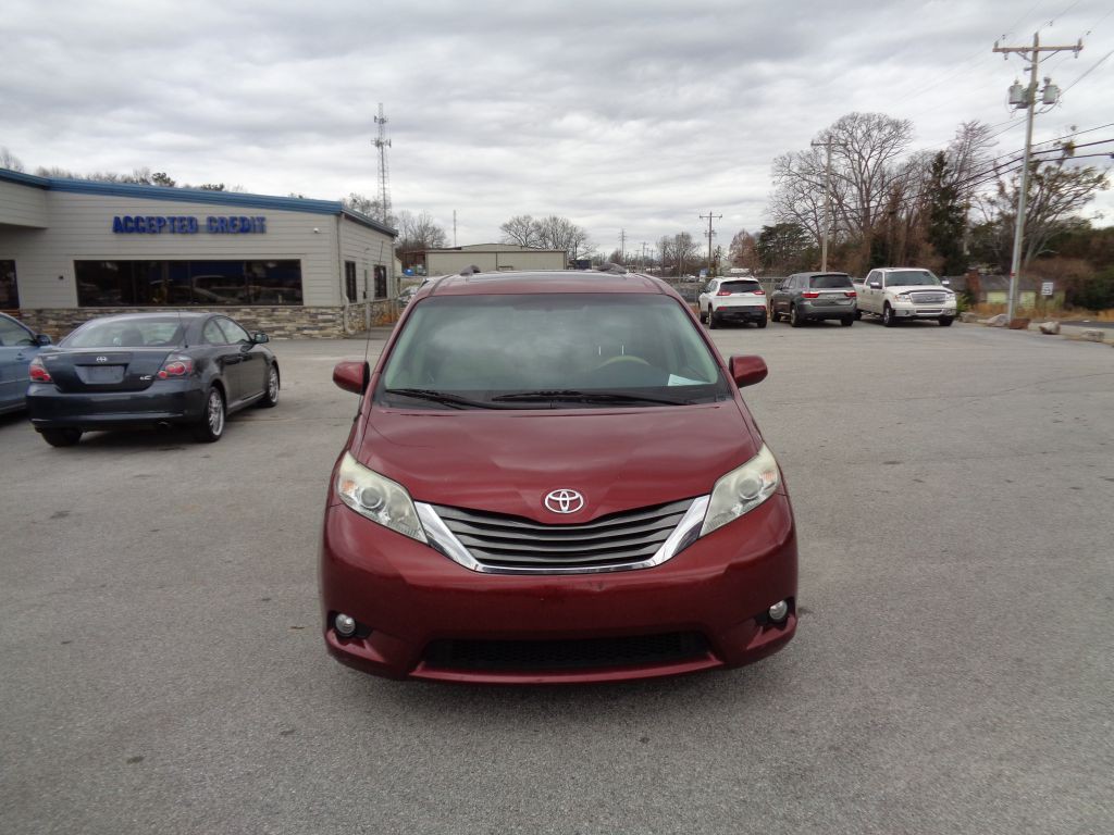 2012 Toyota Sienna Image 4
