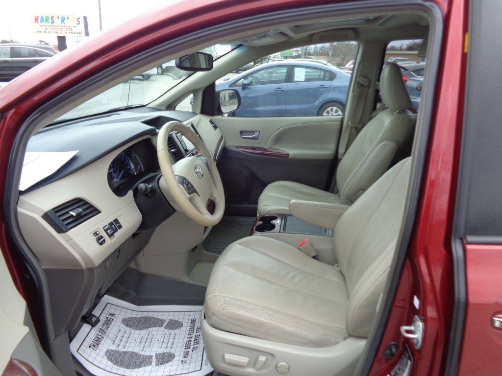 2012 Toyota Sienna Image 6