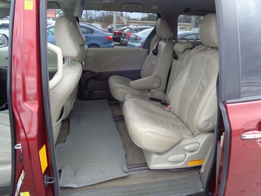 2012 Toyota Sienna Image 7