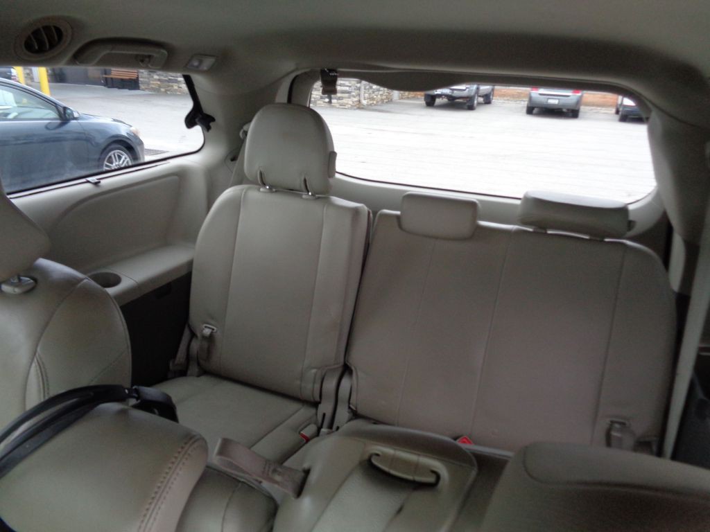 2012 Toyota Sienna Image 8