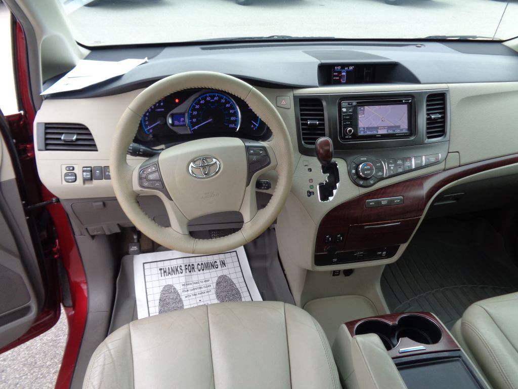 2012 Toyota Sienna Image 10