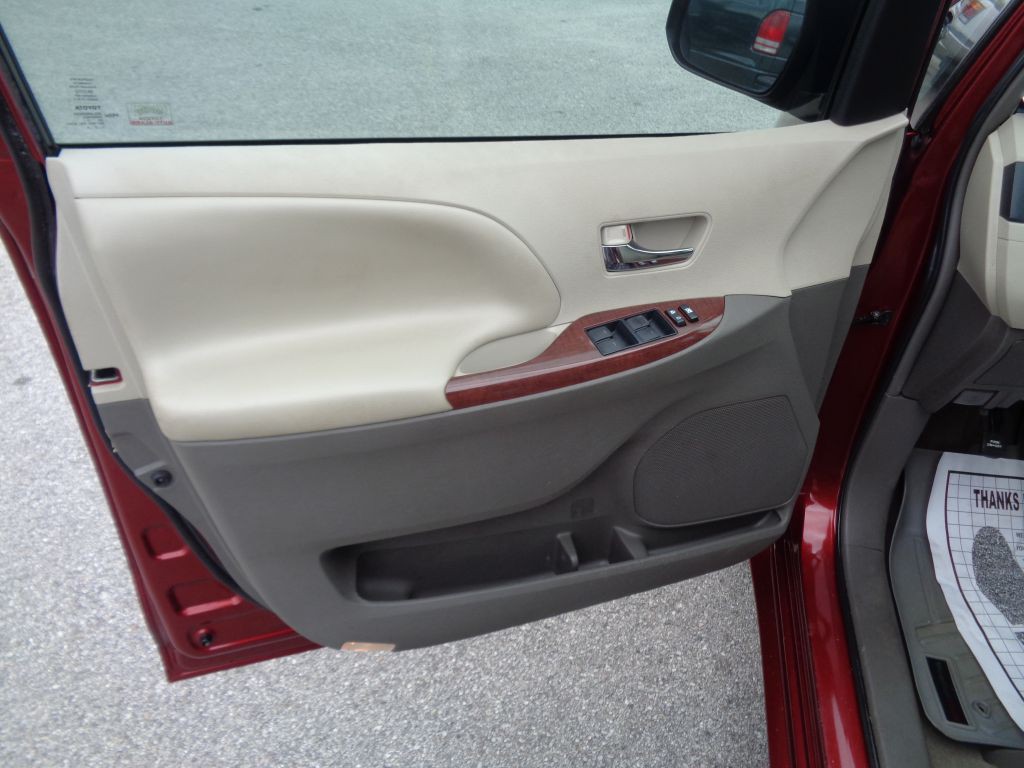 2012 Toyota Sienna Image 11