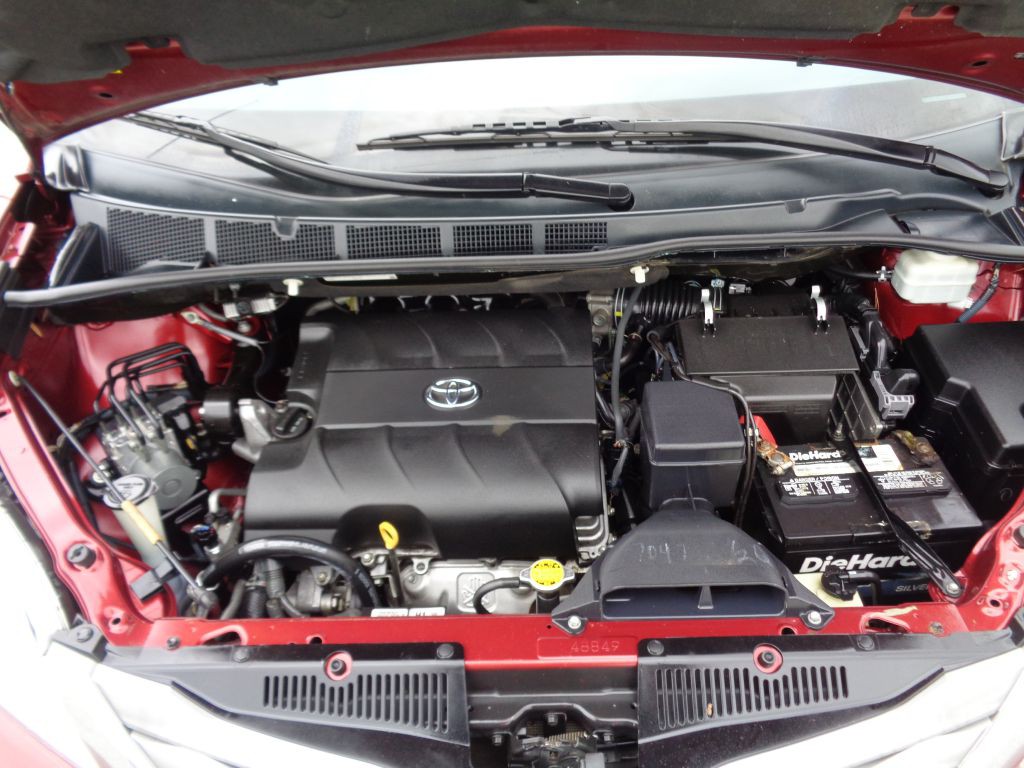 2012 Toyota Sienna Image 12